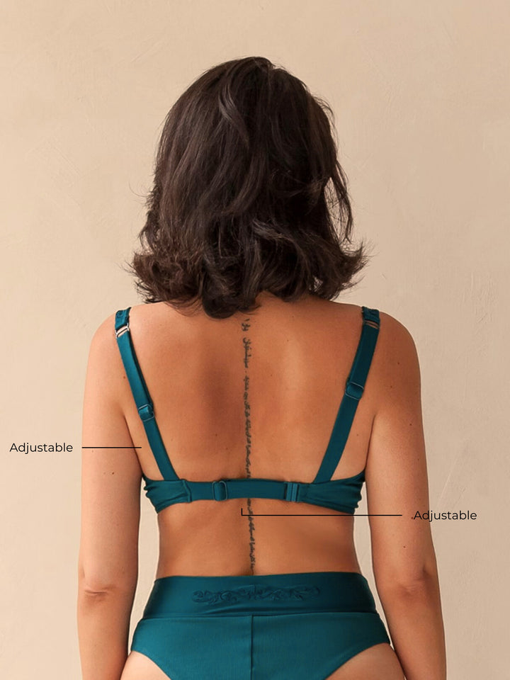 Bikini top with underwire, adjustable band size and shoulder straps, backside