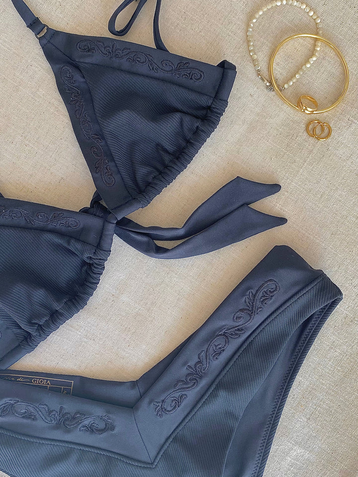 Bikini top triangle with V-shape bottom in black with rib fabric and embroidery