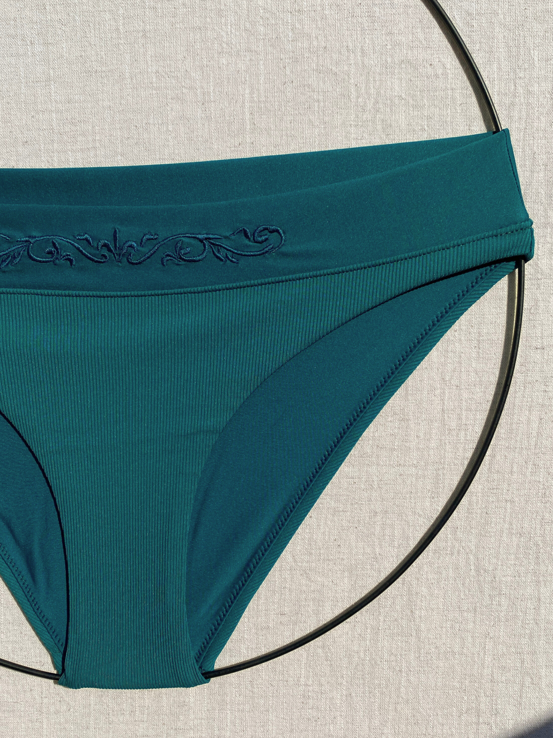 Bikini bottom classic in green with rib fabric, embroidery, full coverage